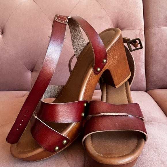 Cushionare Elegant Brown Leather Women's Sandals - Picture 1 of 3